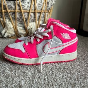 jordan 1 mids “hyper pink”